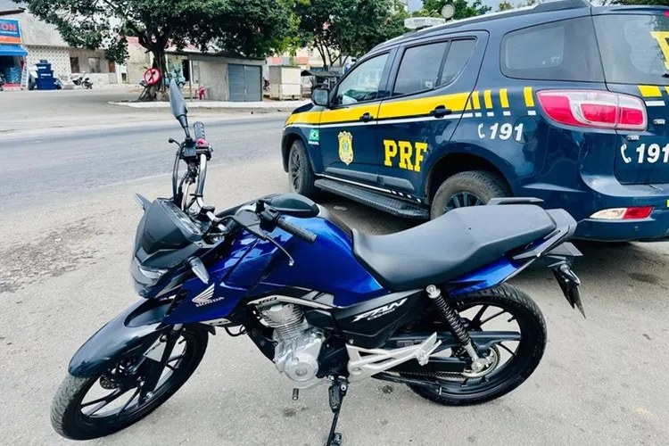 PRF recupera motocicleta clonada com registro de furto em Cândido Sales