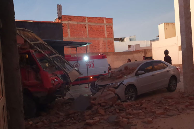 Motorista de caminhão boiadeiro perde freio e bate em 7 veículos na cidade de Guanambi