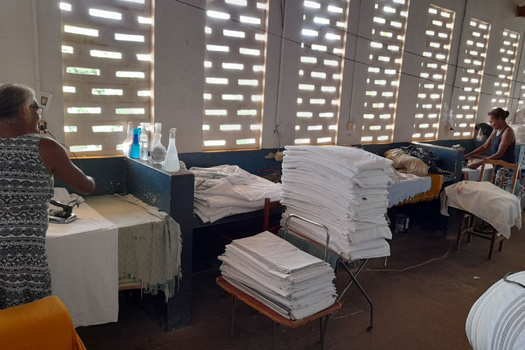 Brumado: Mato e bichos tomam conta de lavanderia pública e lavadeiras pedem socorro à prefeitura