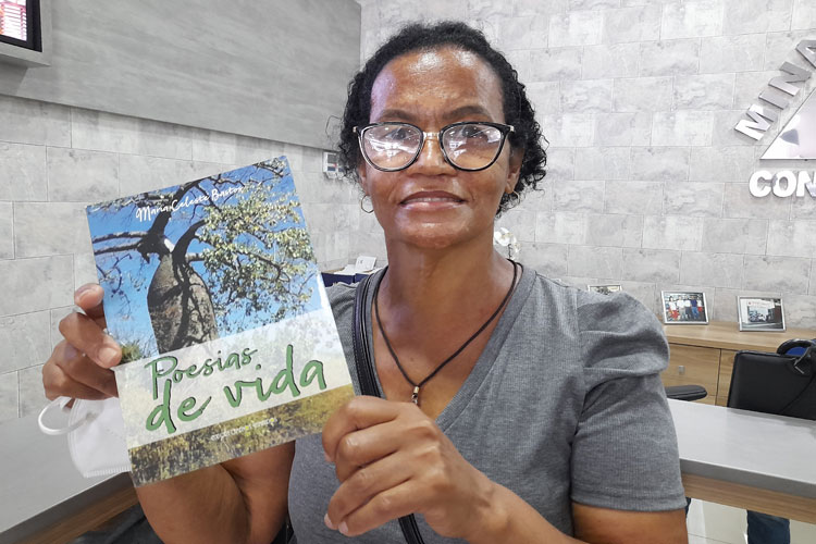 Brumado: Baiana de acarajé abandona tabuleiro e lança de livro de poesias em Minas Gerais