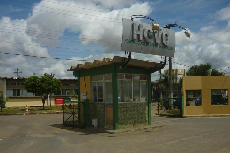 Vitória da Conquista: Criança é internada em UTI após cair de muro que desabou enquanto brincava