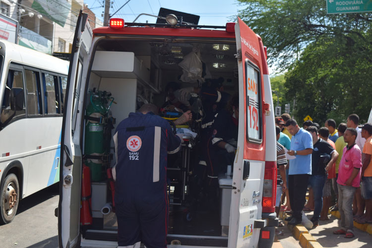 Atravessando fora da faixa, idoso é atropelado por caminhão na Avenida Centenário em Brumado