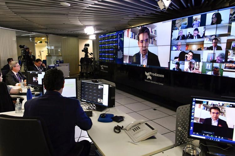 Senado aprova auxílio de R$ 600 a informais na crise da Covid-19