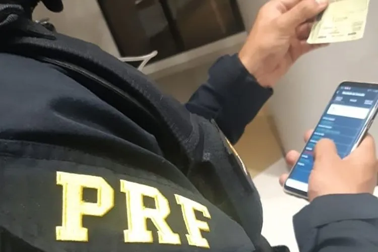 PRF prende mulher que se passava por médica na BR-116 em Jequié