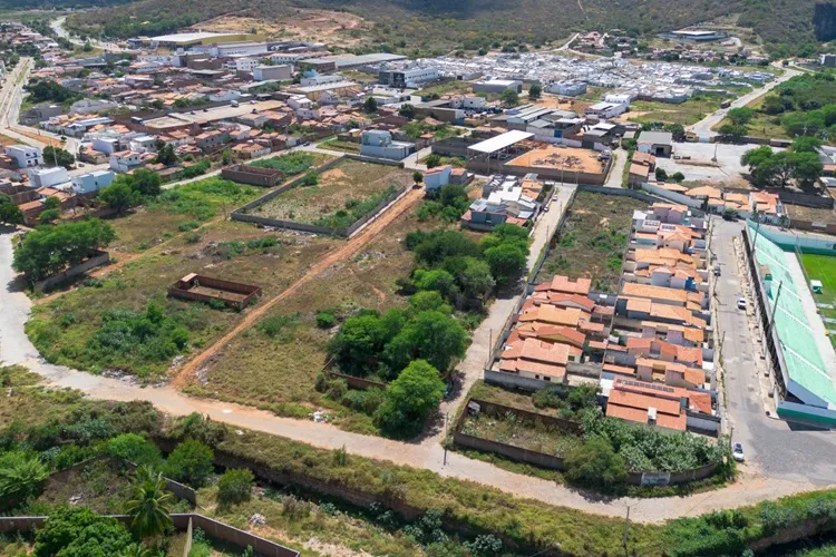 'Tem que doer no bolso': Moradores usam drone para cobrar multas por terrenos baldios em Brumado