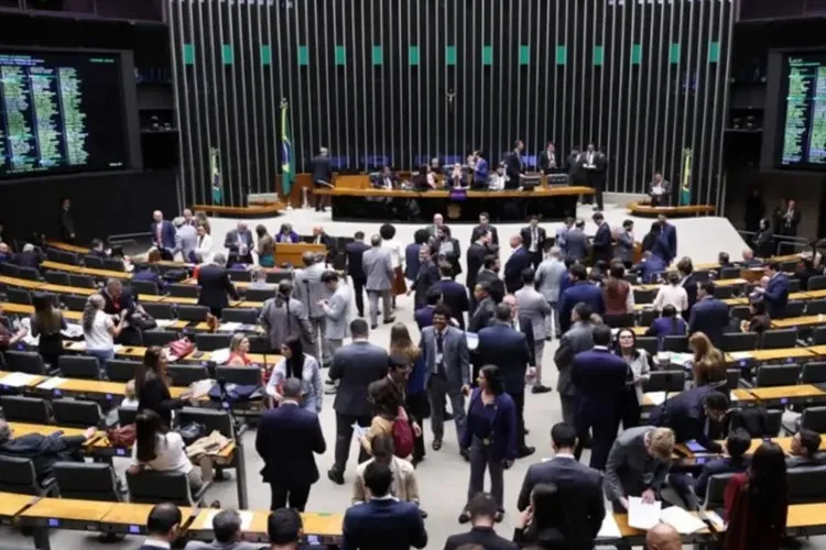 Câmara aprova PEC que acaba com escala 6x1 e reduz jornada para 40h