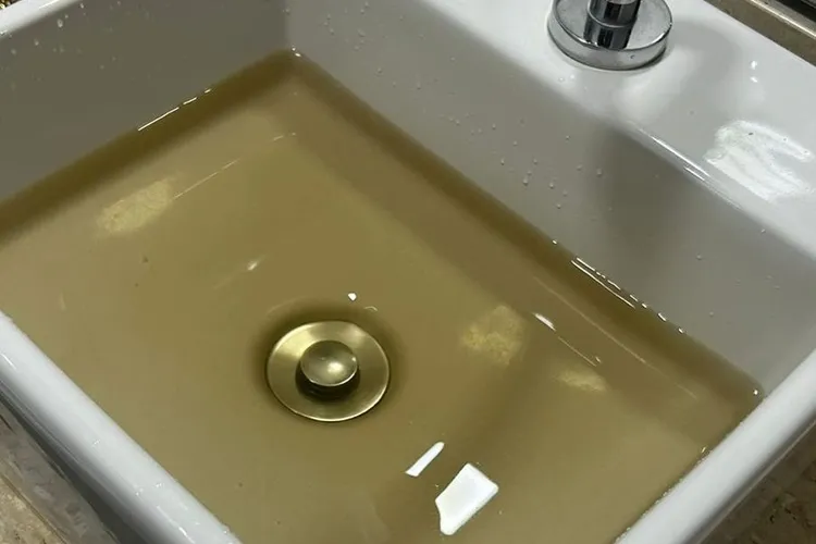 Moradores de Aracatu reclamam de água em péssimas condições para consumo