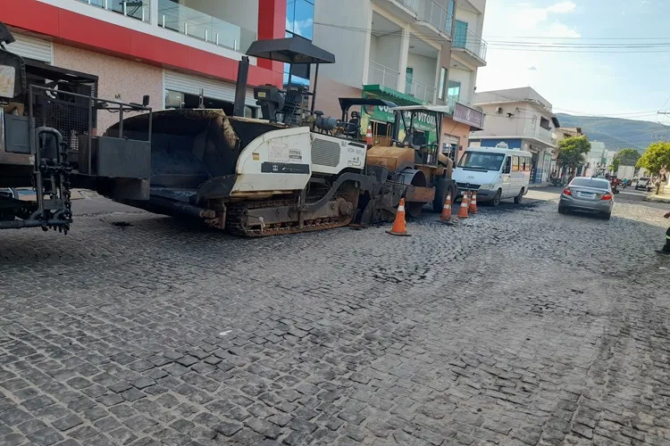 Asfalto otimiza mobilidade no trecho entre o colégio estadual integral e o centro de Brumado