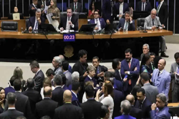 Governo não sabe se vai ao STF por IOF, diz AGU