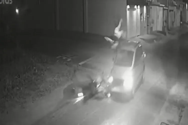 Vídeo: Mulher é arremessada de moto após ser atingida por carro em Guanambi