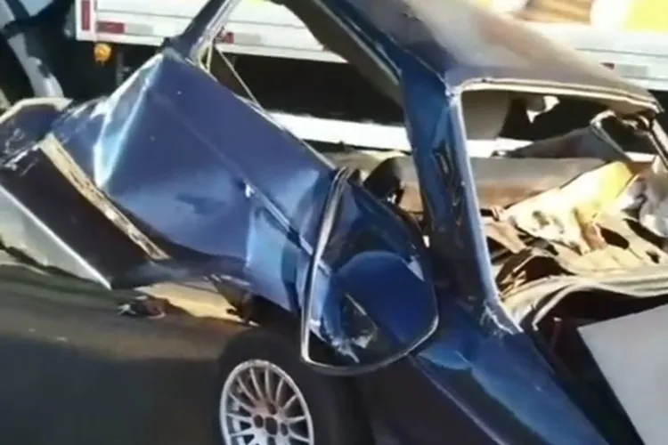 Vídeo: Carro parte ao meio durante colisão na BR-030 e deixa uma vítima fatal em Rio do Antônio