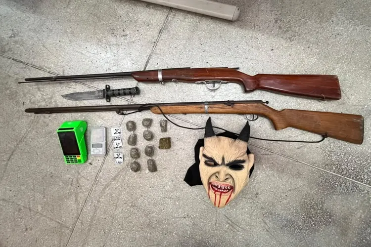 Jovem é preso com armas caseiras, drogas e máquina de cartão na zona rural de Malhada