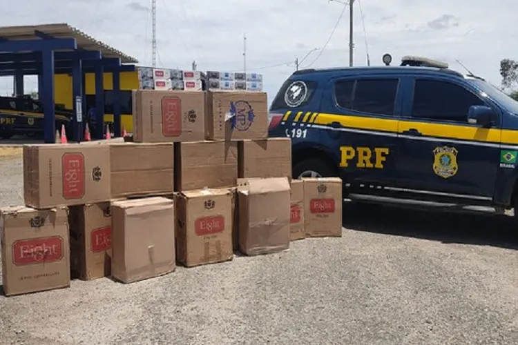 Poções: PRF apreende maços de cigarros contrabandeados escondidos em caminhão baú