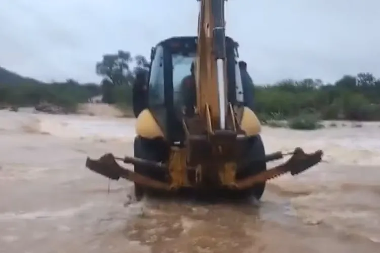 Mulher usa retroescavadeira para atravessar rio e ir até hospital em Curaçá