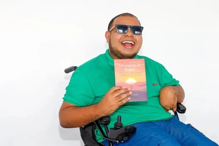 Escritor de Nova Itarana com paralisia cerebral lança 2º livro sobre fé e superação