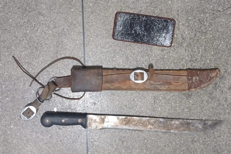 Homem destrói casa, ameaça companheira com facão e acaba preso em Contendas do Sincorá