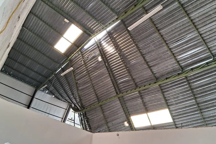 Teto de escola provisória desaba durante chuva acompanhada de ventos em Guanambi