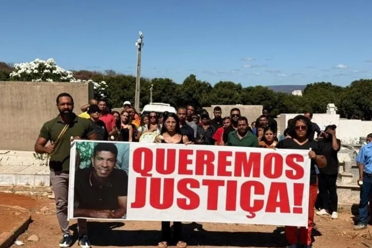 Família cobra justiça durante sepultamento de evangélico morto por engano em Brumado