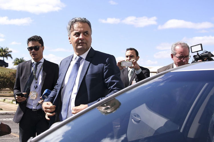 Senador Aécio Neves presta depoimento à Polícia Federal em Brasília