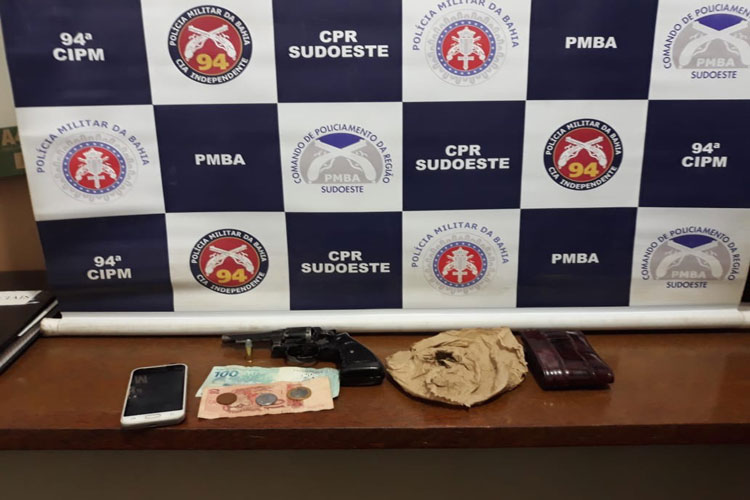 Dupla é presa com arma e drogas na zona rural de Caetité