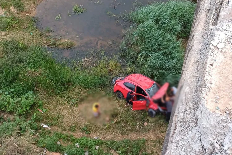 VÍDEO: Cinco pessoas ficam feridas após carro cair de ponte em Cândido Sales