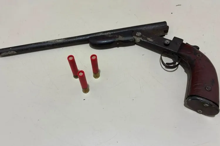 Discussão por filhos termina com denúncia de agressão e apreensão de arma em Encruzilhada