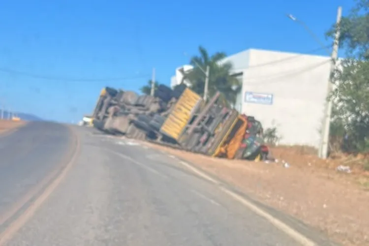 Caminhão carregado de ureia tomba na Curva dos 5, em Brumado