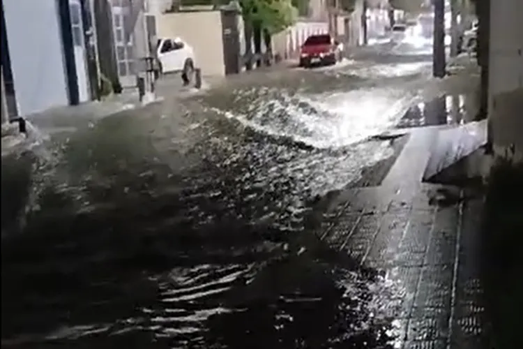 VÍDEO: Temporal provoca alagamentos e arrasta carro em Guanambi após alerta vermelho