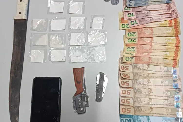 PM apreende drogas, dinheiro, celular e armas branca em Oliveira dos Brejinhos
