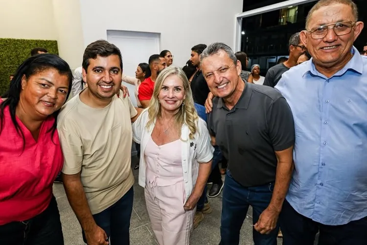 Distante de Charles Fernandes, Ivana Bastos divide palanque com Roberta Roma em Urandi