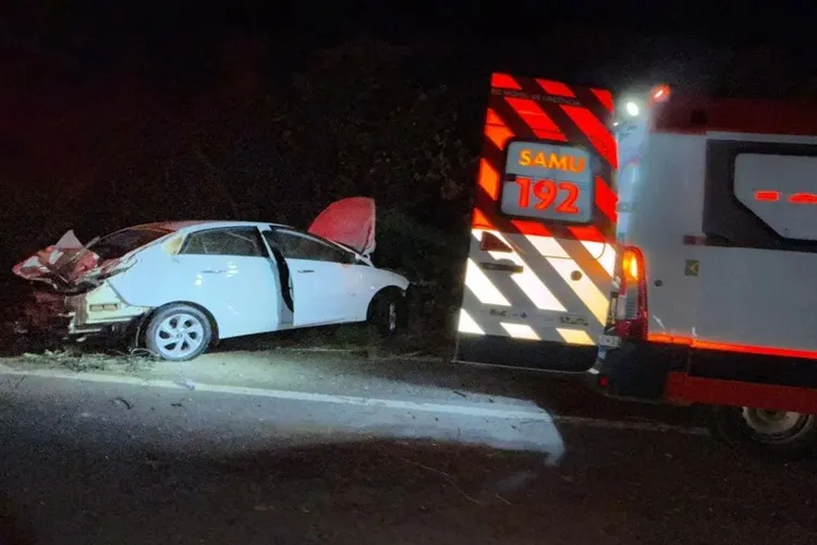 Caetité: Jovem de 18 anos sobrevive após carro sair da pista e pegar fogo na BR-030