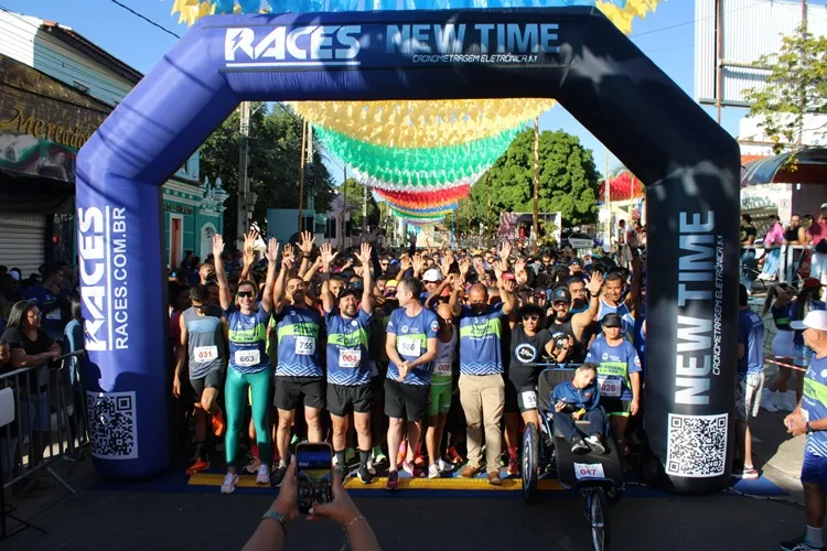 Prefeito corre com atletas na 2ª Corrida de Rua do aniversário de Brumado
