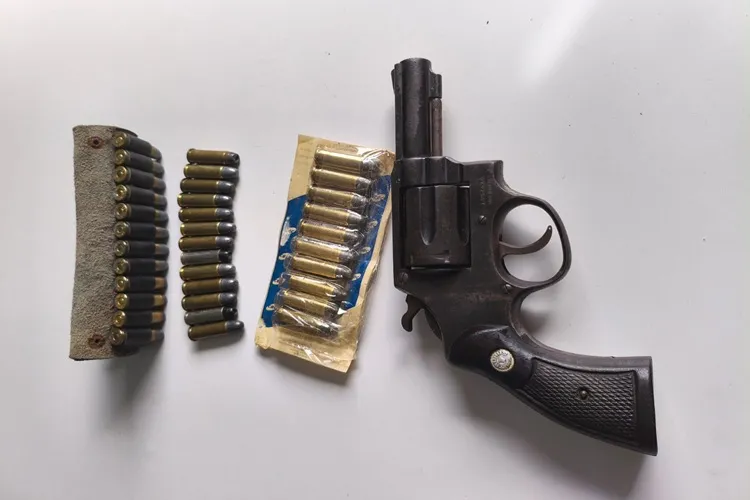 2ª CIPRv apreende arma de fogo durante abordagem na BA-026 em Tanhaçu