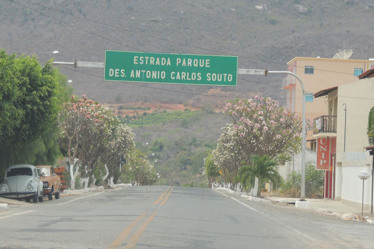 BA-148: Veículo de Brumado cai em ribanceira na Serra das Almas em Rio de Contas