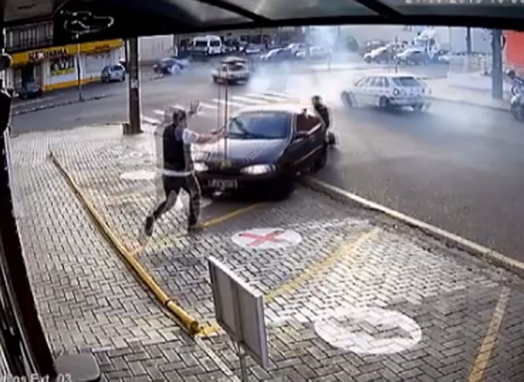 Homem impede atropelamento de cadeirante no Paraná