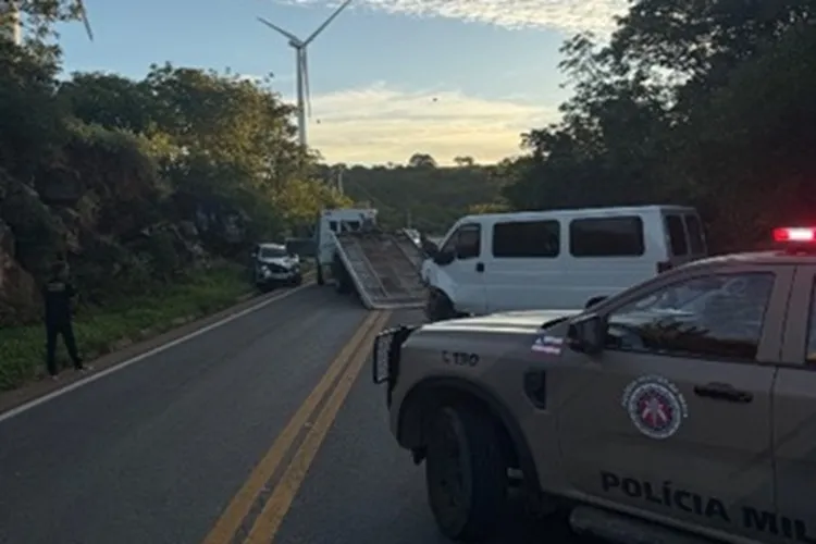 Veículo em alta velocidade na contramão causa batida em trevo de Guanambi