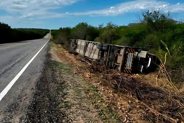 Carreta cegonha carregada com diversos veículos tomba na BR-030 em Brumado