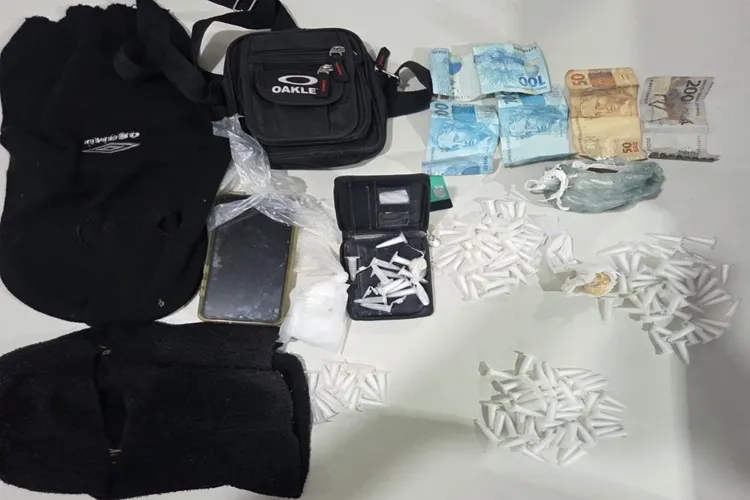 Dupla tenta fugir de viaturas, mas acaba presa com drogas e toucas ninja em Itororó