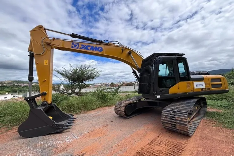 Codevasf entrega escavadeira de R$ 609 mil para acelerar infraestrutura em Brumado