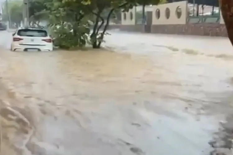 VÍDEO: Em uma hora, chuva de 130 mm invade casas e repartições públicas em Ituaçu