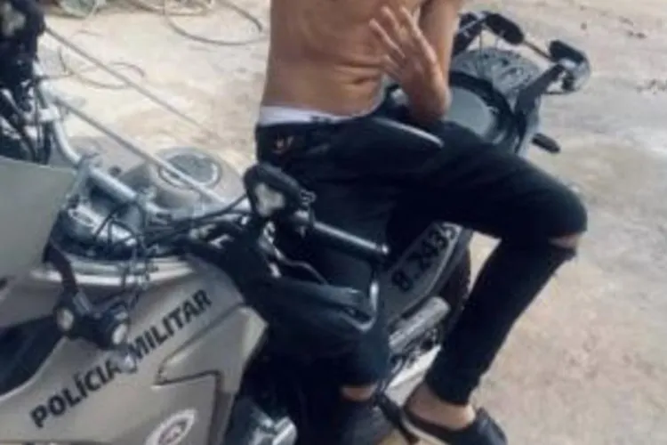 Adolescente faz gesto de facção em moto da PM dentro de lava-jato e acaba apreendido em Brumado