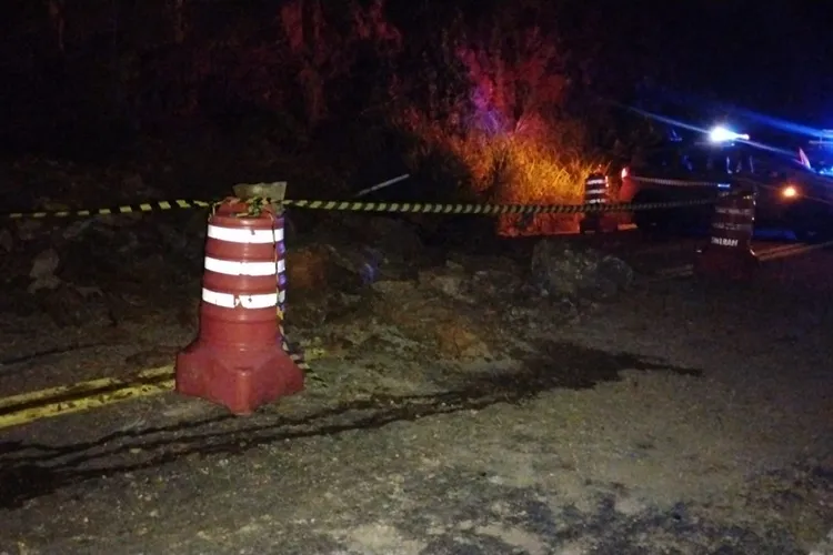 Deslizamento de pedras na Serra dos Brindes interdita BR-030 em Guanambi