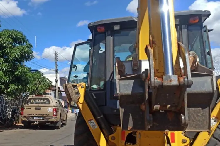 Retroescavadeira furtada em Espinosa é localizada na zona rural de Urandi