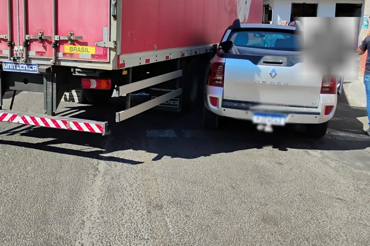 Carro é prensado por caminhão durante conversão na cidade de Guanambi