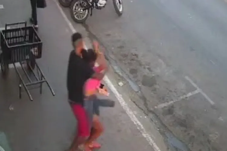VÍDEO: Homem condenado por esfaquear ex-mulher volta a atacar e é preso em Brumado