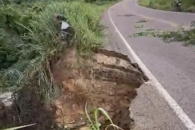 Perigo na BA-142: Asfalto ameaça ceder entre Ituaçu e Barra da Estiva