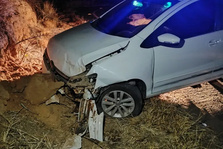 Carro que bateu contra barranco na BA-938 é encontrado vazio em Guanambi
