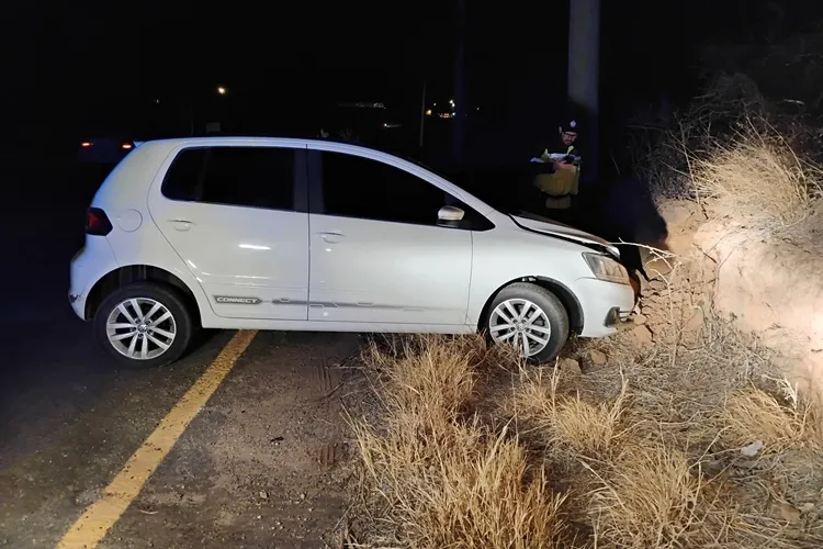 Carro que bateu contra barranco na BA-938 é encontrado vazio em Guanambi