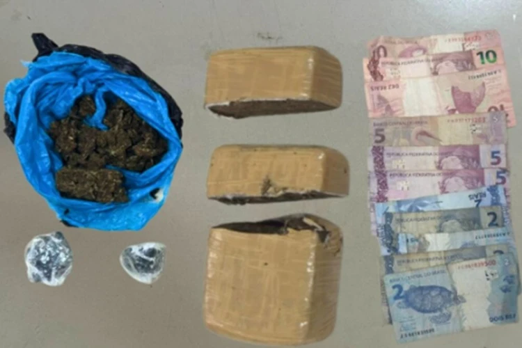 Mais de 1,5 kg de drogas são apreendidos em ponto do tráfico em Carinhanha