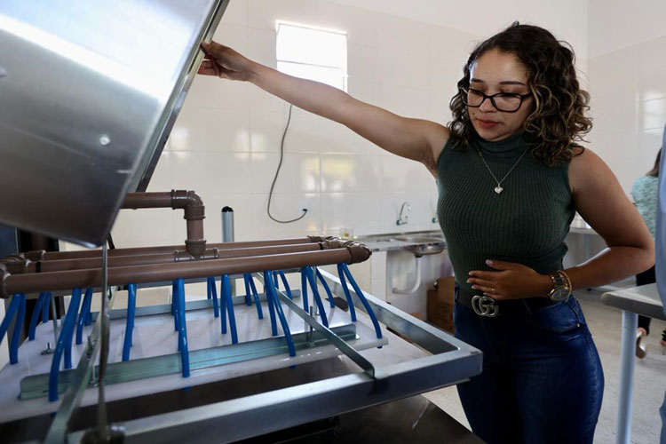 Entrega de equipamentos impulsiona agricultura familiar de Riacho de Santana